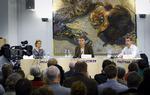 Opinion. Per Michael Jespersen (i midten) i sit rette element - i en debat. Her mellem Helle Thorning-Schmidt og Frank Jensen. 