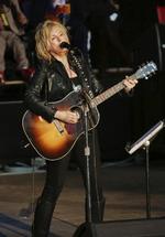 Guitarist. Lucinda Williams har flere gange optrådt i Danmark. Men her står hun dog på scenen i Mountain View i Californien. 