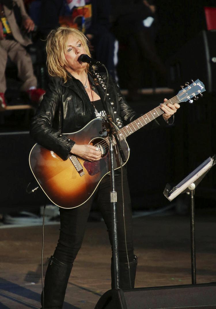 Guitarist. Lucinda Williams har flere gange optrådt i Danmark. Men her står hun dog på scenen i Mountain View i Californien. 
