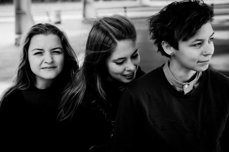 fandenivoldske. De tre unge danske piger i Baby in Vain skal bevise, at det ikke kun er drengene, der kan spille en god gang spade, når de indtager Roskildes Pavillon Junior-scene til sommer. 