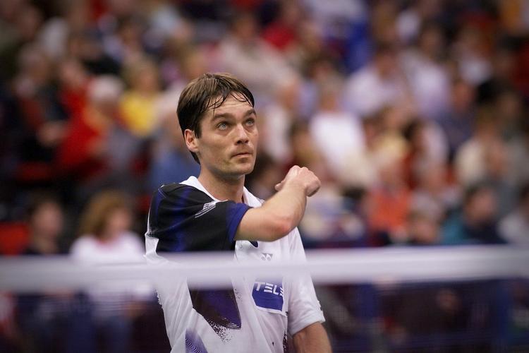 toppost. Poul-Erik Høyer Larsen har efter en stor karriere på badminton-banen gjort sig gældende i de store idrætsorganisationer. 