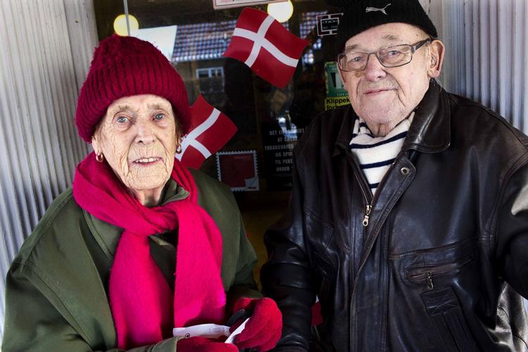 Naboer. Det ville være en skam, hvis alle de små butikker lukkede, mener Hedvig Hansine Sofie Vissing og Sven Lund, derfor har de bevidst valgt at handle ind hos den lokale købmand, selv om de var i bil. 