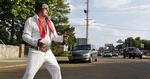 Kopi. Dennis Nickells fremfører sin udgave af Elvis for forbipasserende på Elvis Presley Boulevard foran Graceland i Memphis. 
