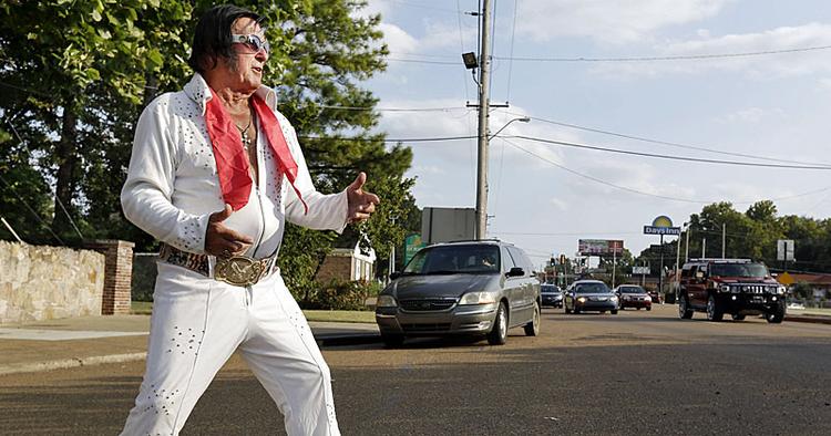 Kopi. Dennis Nickells fremfører sin udgave af Elvis for forbipasserende på Elvis Presley Boulevard foran Graceland i Memphis. 