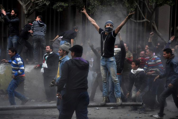 Kvæstet. Ifølge det egyptiske Indenrigsministerium blev fem politibetjente i går kvæstede under kampe med utilfredse unge. 