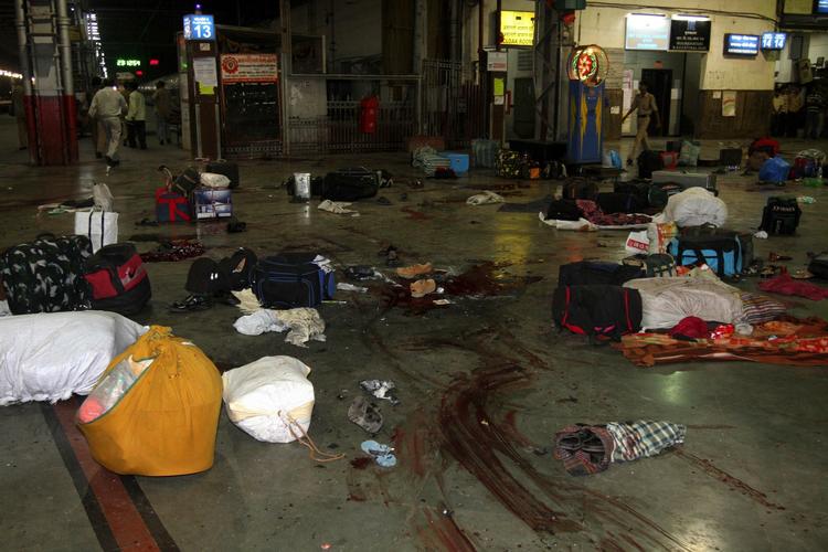 TERRORANGREB. Blodspor og efterladt bagage vidner om det kaos, der opstod, da militante muslimer åbnede ild mod forbipasserende på en hovedbanegård i Mumbai i november 2008. 