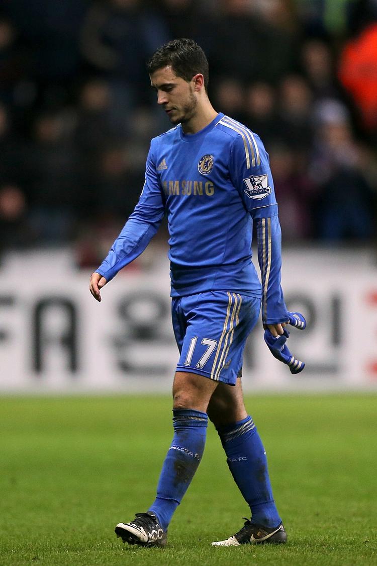 sæbeopera. Eden Hazard er ikke en spiller, der normalt forløber sig på banen, men hans spark til en bolddreng har trukket hans klub Chelsea ned i mediesølet igen. 