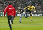 2011. Målmand Esteban Alvarado blev udvist af kampen mellem Ajaz og Az, men fik ikke karantæne. Den 19-årige baneløber blev til gengæld sendt to måneder i fængsel og må ikke vise sig til fodboldkampe på Ajax' hjemmebane i 30 år. 