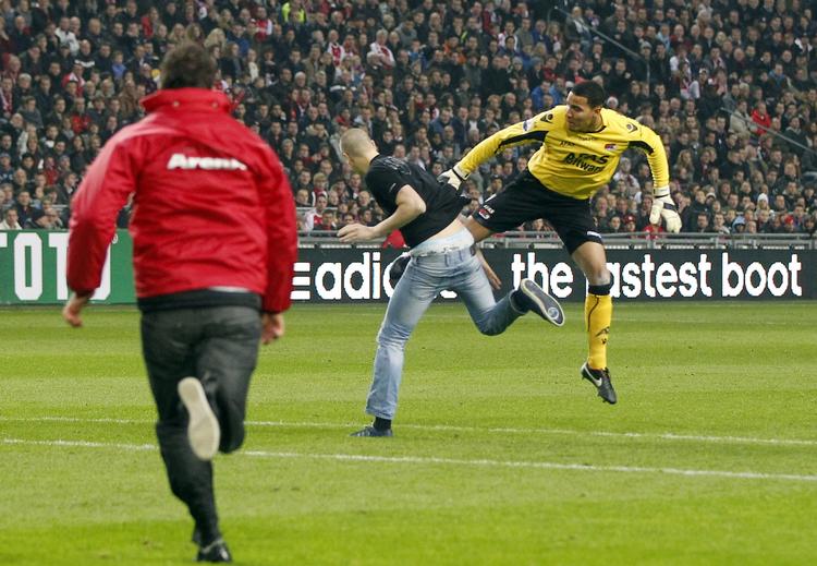2011. Målmand Esteban Alvarado blev udvist af kampen mellem Ajaz og Az, men fik ikke karantæne. Den 19-årige baneløber blev til gengæld sendt to måneder i fængsel og må ikke vise sig til fodboldkampe på Ajax' hjemmebane i 30 år. 