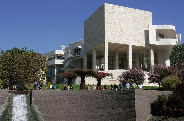 snyd. 2.600 år gamle rav-amuletter kom ind i samlingen på The Getty ved en nøje udtænkt plan, så det så ud som en privat donation. 