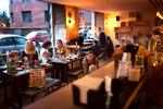 Hyggeligt. Atmosfæren fejler ikke noget på La Esquina. Men mad og vin skal sidde skarpere, hvis cafeen skal løfte sig over det jævne. 