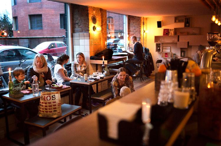 Hyggeligt. Atmosfæren fejler ikke noget på La Esquina. Men mad og vin skal sidde skarpere, hvis cafeen skal løfte sig over det jævne. 