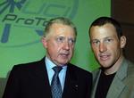 konspirationer. Lance Armstrong (th) sammen med daværende UCI-chef Hein Verbruggen, som er blevet beskyldt for at have været lidt for gode venner med den amerikanske Tour-vinder. 