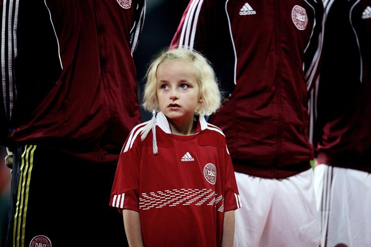 Mascot. Det skal være billigere for tilskuerne for billetter til landskampe i Parken. 
