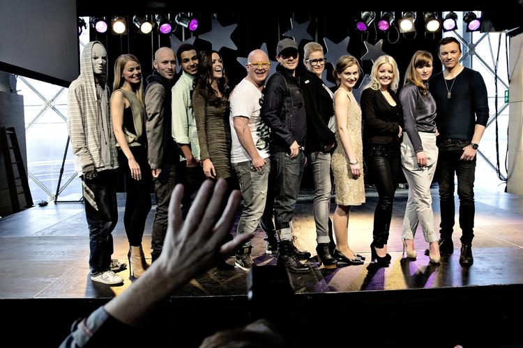 Feltet. Disse brave musikere skal lørdag aften kæmpe om grandprixsejren i Boxen i Herning. Fra venstre: Jack Rowan, Frederikke Vedel, Albin, Mohamed Ali, Kate Hall, Daze (tre personer), Emmelie de Forest, Simone Egeriis, Louise Dubiel og Brinck. 