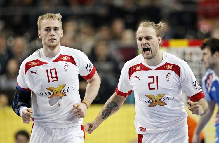 SKADET. Med fingrene tapet ind spillede Henrik Møllgaard (tv.) videre efter hand ringfinger var gået af led. 