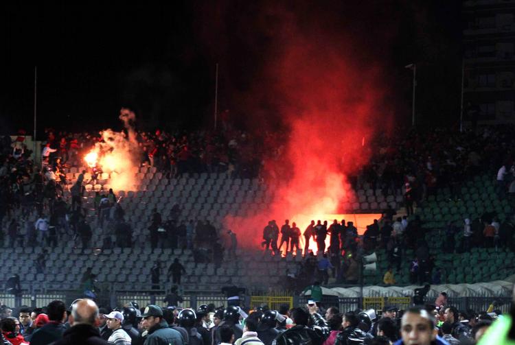HOOLIGANS. Fodboldfans ved bål på lægterne under urolighederne på Port Saids fodboldstadion. 