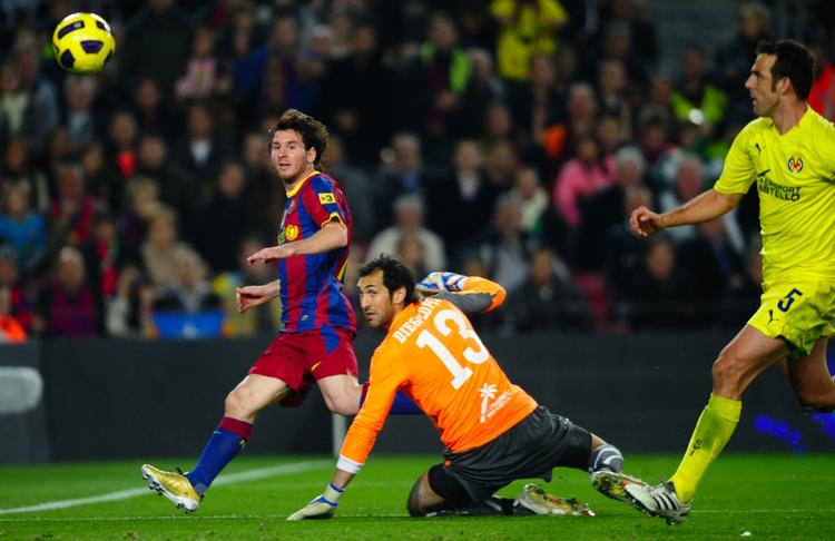 købt. Diego Lopez (midt) på mål for Villarreal i en kamp mod Barcelona. Nu kan han komme til at spille for Real Madrid i ærkefjendeopgøret mod Barcelona. 