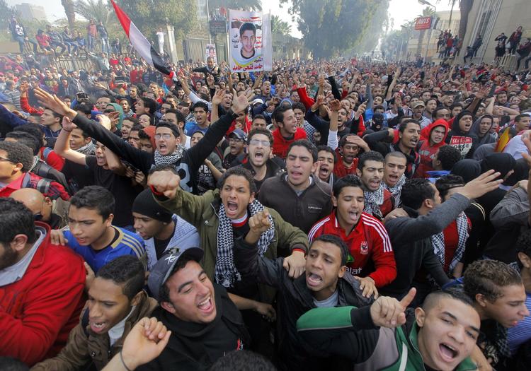 HOOLIGANDOMME. Tilhængere af fodboldklubben al-Ahly i Kairo fejrer dødsdommene over de fodboldhooligans, der anstiftede dødelige optøjer på et stadion i Port Said. 