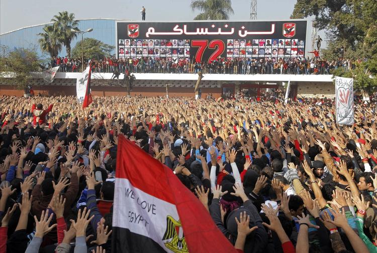 DOMSAFSIGELSE. Tilhængere af Kairo-klubben al-Ahly fejrer dødsdommen over 21 hooligans fra den rivaliserende Port Said-klub al-Masry. 