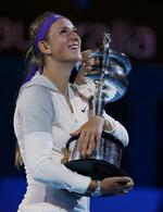 tårevædet. Victoria Azarenka krammer sit trofæ efter den følelsesladede finale mod Li Na. 