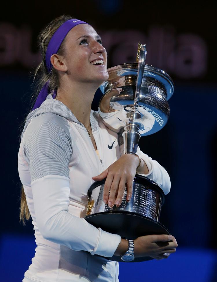 tårevædet. Victoria Azarenka krammer sit trofæ efter den følelsesladede finale mod Li Na. 