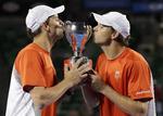 rekord. Bob (tv) og Mike Bryan vandt Australian Open-finalen i double. 