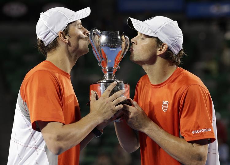 rekord. Bob (tv) og Mike Bryan vandt Australian Open-finalen i double. 