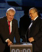 rivaler. Milos Zeman (tv.) og Karel Schwarzenberg fotograferet sammen før deres sidste tv-duel i torsdags. 