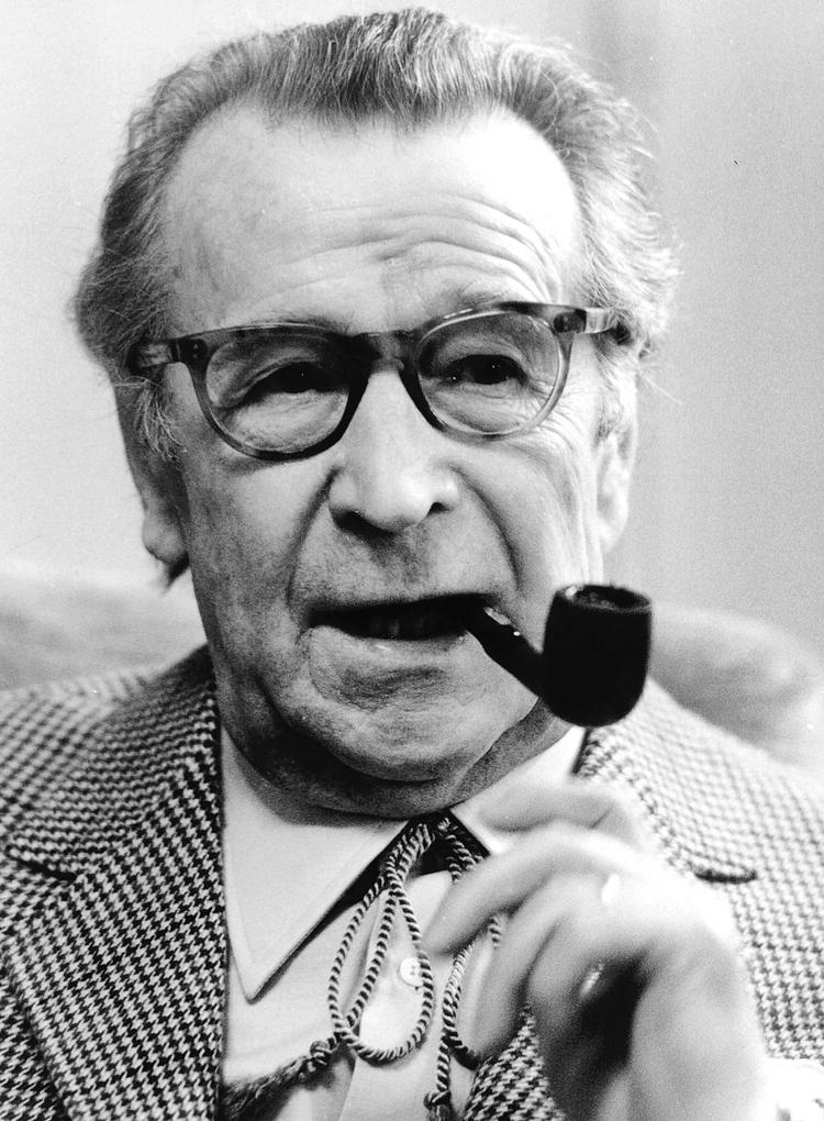 Alias. Som sin hovedperson kommissær Maigret, her i 1981, satte også Georges Simenon pris på en pibe tobak.