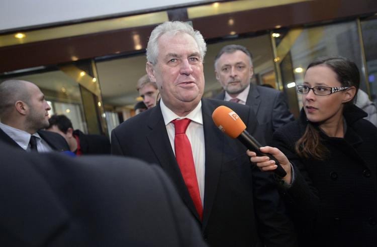 Vinder. En foreløbig optælling viser, at ekskommunisten Zeman har fået 55,7 procent af stemmerne. 