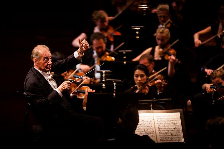 Tradition. Det er den storladne,  romantiske orkestertradition, Rafael Frühbeck de Burgos har i ryggen, når han i denne sæson dirigerer DR Symfoni-  Orkestret i hele striben af Beethoven-  symfonier. 