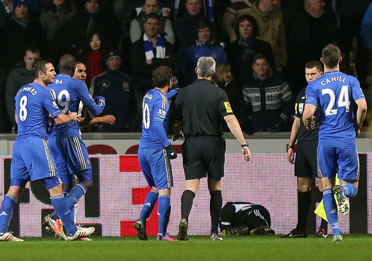 rødt. Bolddrengen i Swansea ligger ved banden efter at være blevet ramt af et spark fra Eden Hazard under pokalkampen mellem Swansea og Chelsea. 