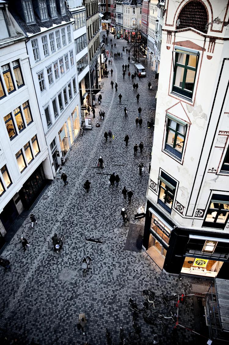 renoverede Kultorvet, Hauser Plads og Købmagergade er et af byens centrale handelsstrøg. 