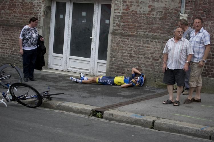 dejavu. Det er ikke første gang, Jonathan Cantwell styrter. Billedet er fra femte etape af sidste års Tour de France, hvor han også måtte en tur i asfalten. Styrtet i Australien har vi ikke billeder af. 