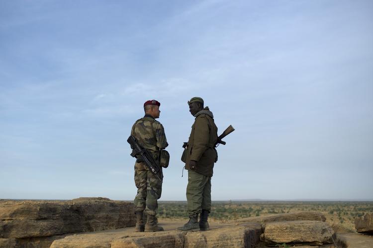MILITÆRAKTION: Et par soldater fra Frankrig og Mali fotograferet under fremrykningen mod militante muslimer i den nordlige del af det vestafrikanske land. 