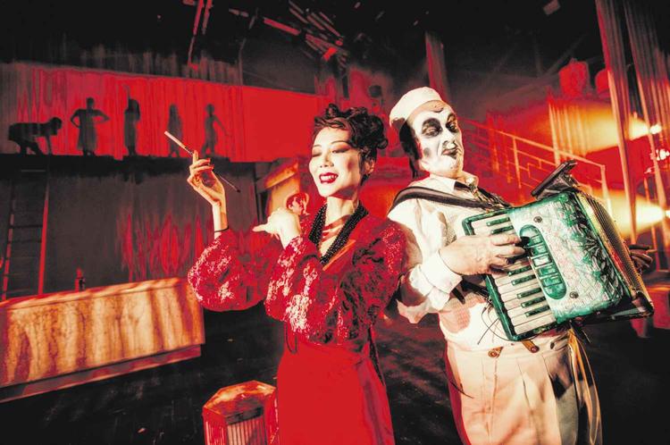 KULT. Martyn Jacques fra kultbandet The Tiger Lillies er en hel forestilling  i sig selv og overtager fuldstændigt  scenen i 'The Either / Or Cabaret' på Odense Teater. Her sammen med den  kinesiske skuespillerinde Wen Yang. 