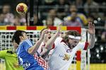 Slagsmål. Mikkel Hansen skal være med til at sikre VM-titlen med mål og kreatvit spil. 