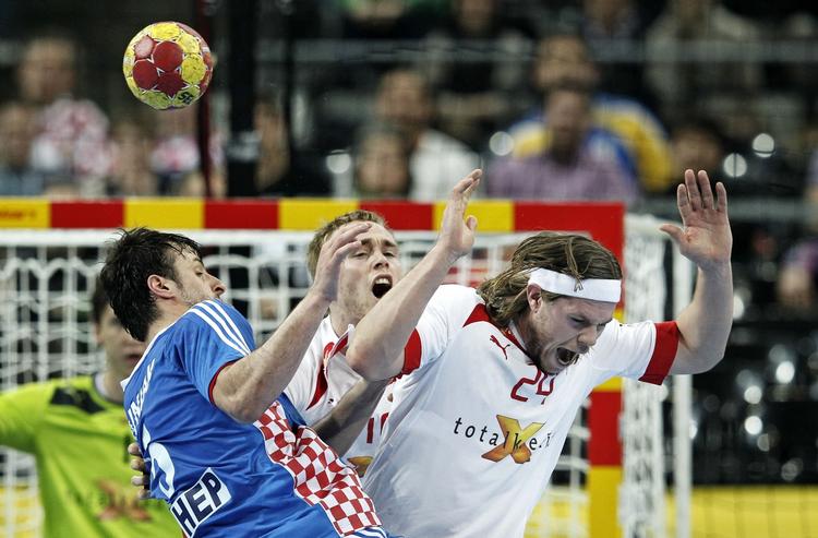 Slagsmål. Mikkel Hansen skal være med til at sikre VM-titlen med mål og kreatvit spil. 