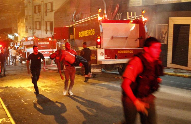 DISKOTEKSBRAND. Brandbiler ved Kiss-natklubben i Santa Maria, hvor op mod 200 unge har mistet livet. 