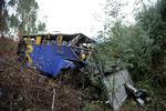 dødsulykke. Det formodes at være glat føre, som har fået bussen til at køre ud over skrænten. 