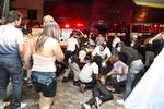 DISKOTEKSBRAND. Tilskadekommen mand fra Kiss-natklubben i Santa Maria i Brasilien hjælpes af omkringstående. 