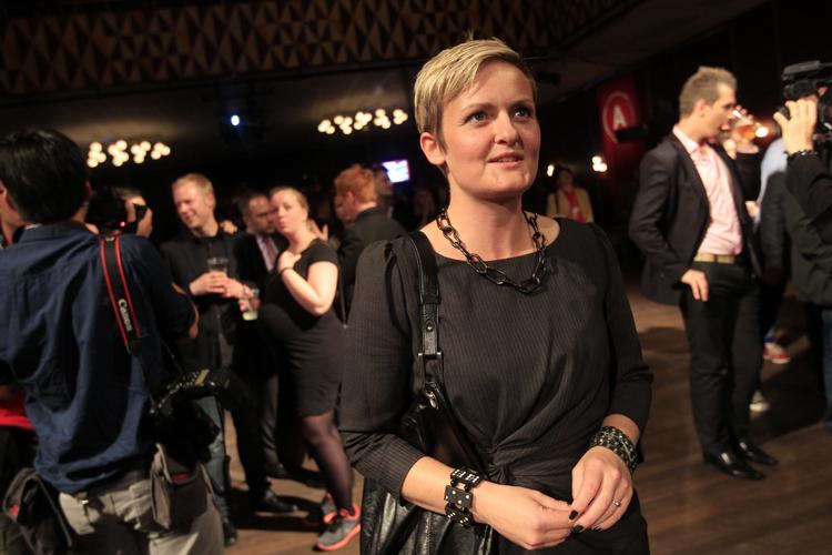 Partiskift. Pernille Rosenkrantz-Theil byder Mattias Tesfaye velkommen 'hjem' til Socialdemokraterne. 