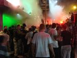 BRAND. Unge står uden for diskotek Kiss under branden, der ser ud til at have kostet mindst 232 menneskeliv. 