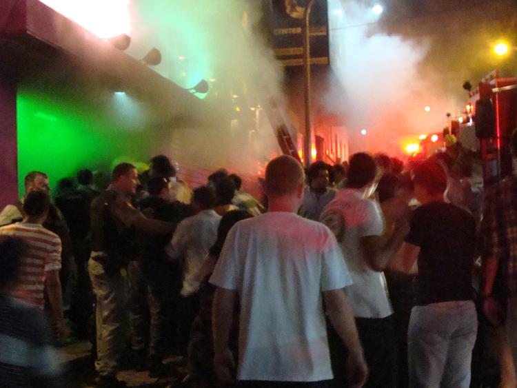 BRAND. Unge står uden for diskotek Kiss under branden, der ser ud til at have kostet mindst 232 menneskeliv. 