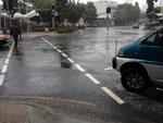 STORM. En storm hærger den australske by Brisbane, hvor et dansk par er på ferie. 