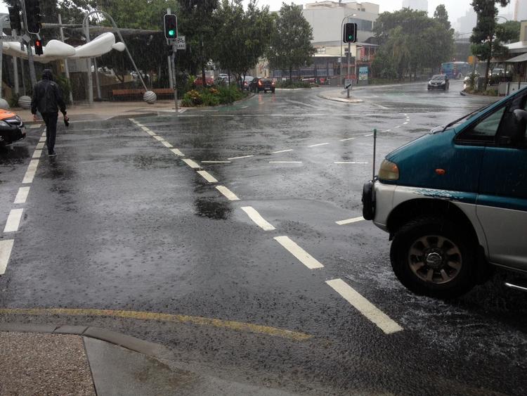 STORM. En storm hærger den australske by Brisbane, hvor et dansk par er på ferie. 