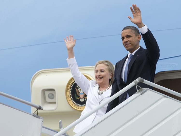 Toppolitik. HIllary Clinton og Barack Obama er her på vej om bord på 'Air Force One' på vej til Myanmar. Spørgsmålet er, om Hillary Clinton en dag selv kommmer til at råde over det berømte fly. 