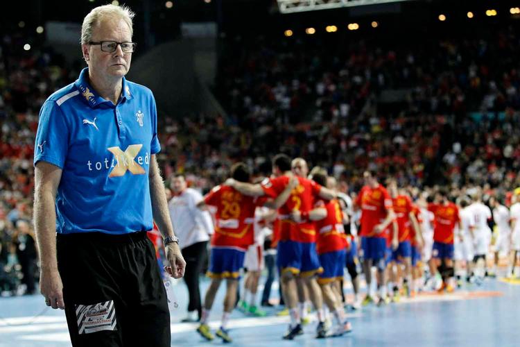 UTILPAS. Mens spanierne jublede trak Ulrik Wilbek sig tilbage, fordi han fik det dårligt efter finalen. 