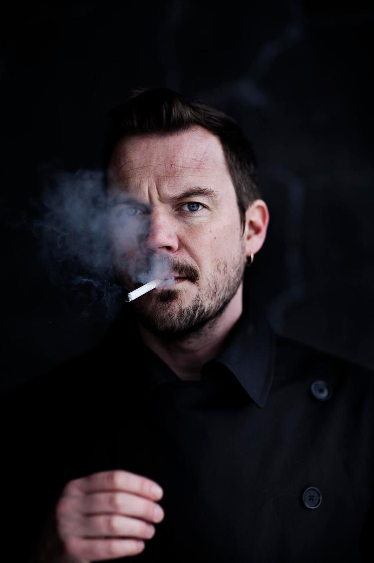 Skilt. Mennesket er blottet på 'Alt forladt', og Sommer sætter følelserne musikalsk  i scene med en underbelysning, der næsten giver permanent sammenknebne øjne. 